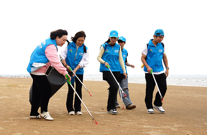 志愿者们拾起沙滩上的垃圾。主办方供图