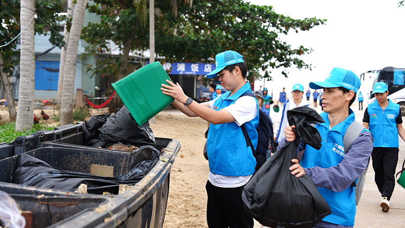 志愿者们正在倾倒拾起的垃圾。主办方供图