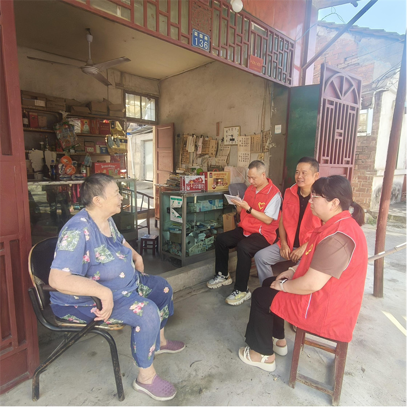知音志愿服务队队员与辖区老年客户交流
