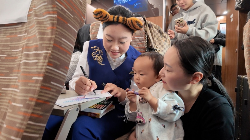 该列车特色功能区为旅客提供了丰富的文化互动。