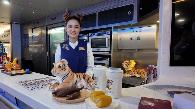 “萌虎列车”对车窗、行李架、餐车吧台等区域进行了主题营造。