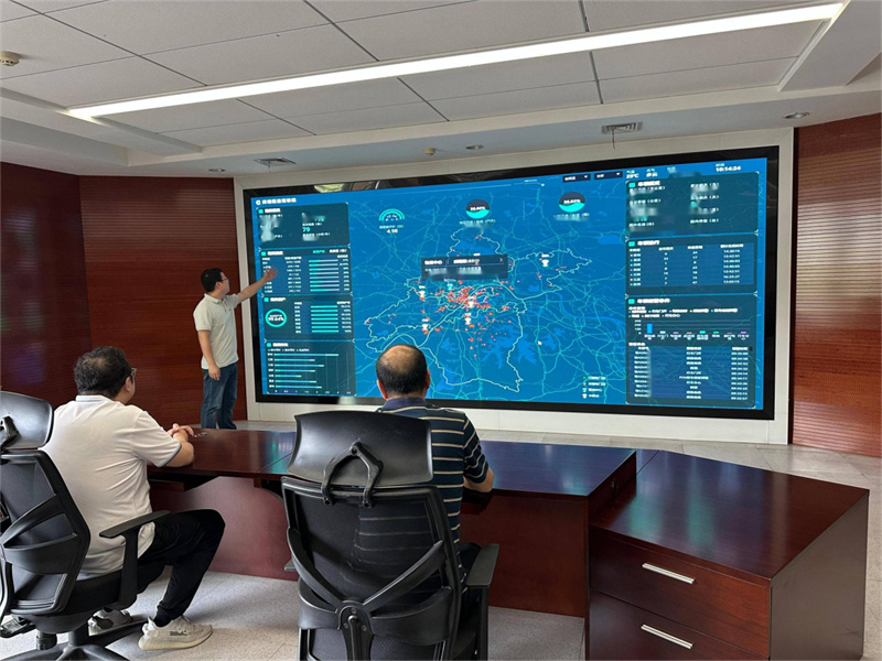 配送管理员结合全市配送的实时监控图开展数据研判。