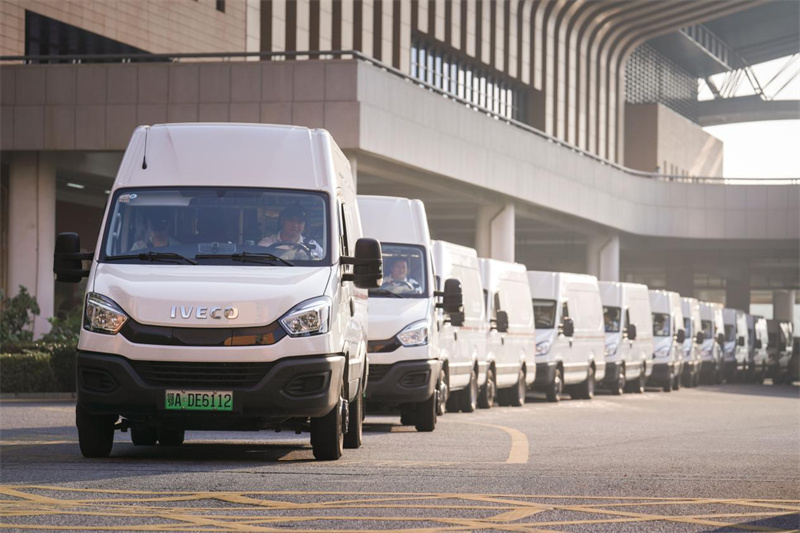 物流中心新能源配送车队。