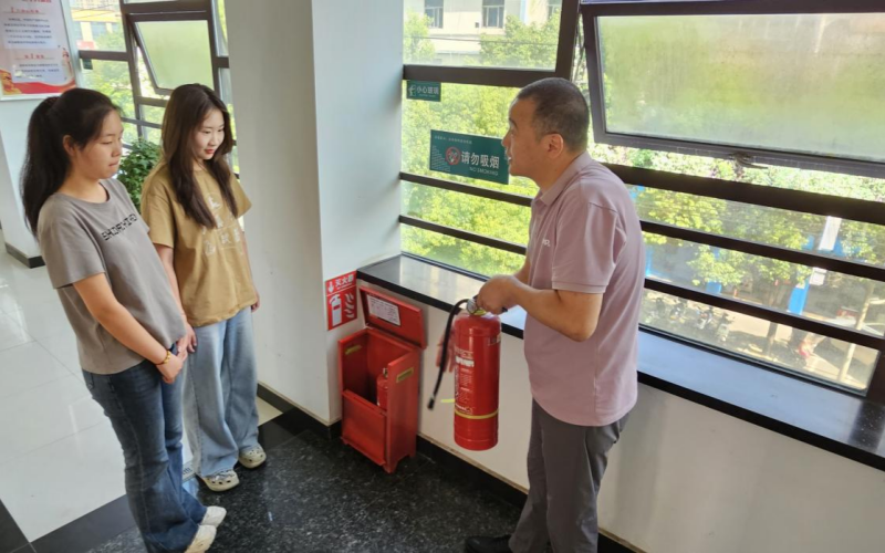 红安县局对新进员工讲解消防器材使用技巧。陈亮摄