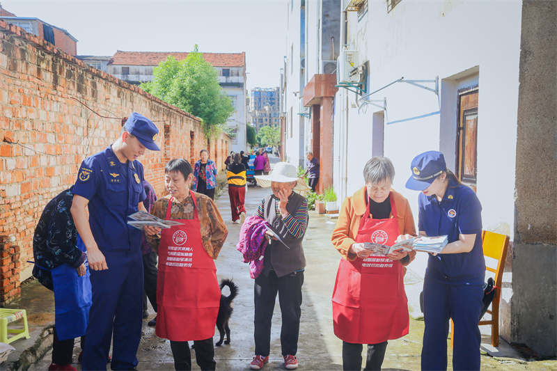 随州市消防宣传员深入吴家老湾社区开展消防宣传入户活动。李林摄