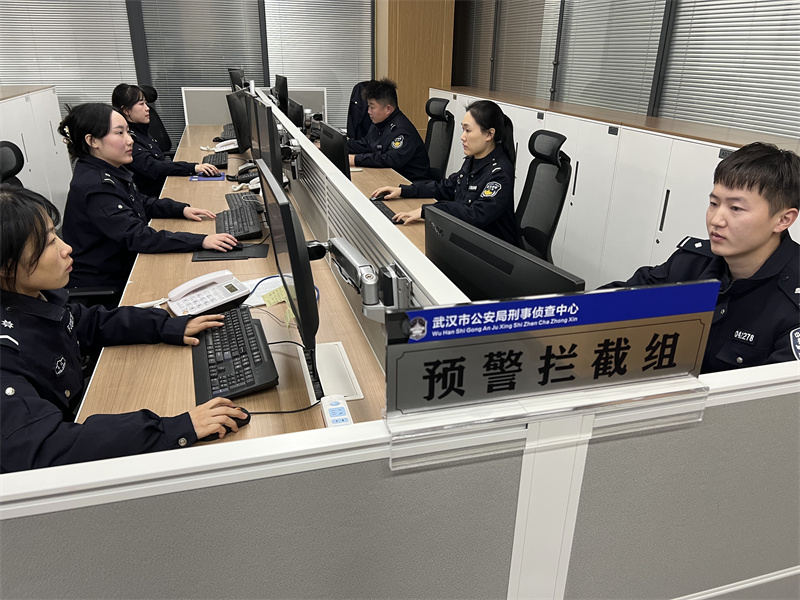 反诈民警开展工作中。