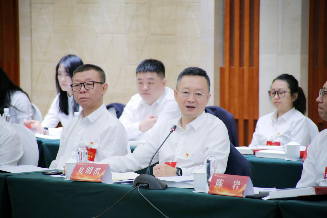 黑龙江交易集团党委书记、董事长夏明禹就企业“十五五”发展与干部员工进行座谈交流。黑龙江交易集团供图