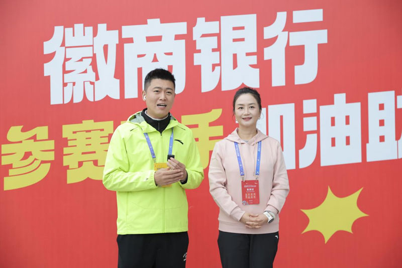 徽商银行合肥分行主要负责人张缨接受安徽卫视采访。