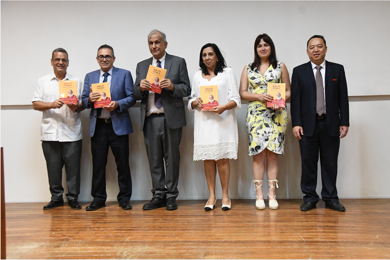 向古方单位代表赠书。主办方供图