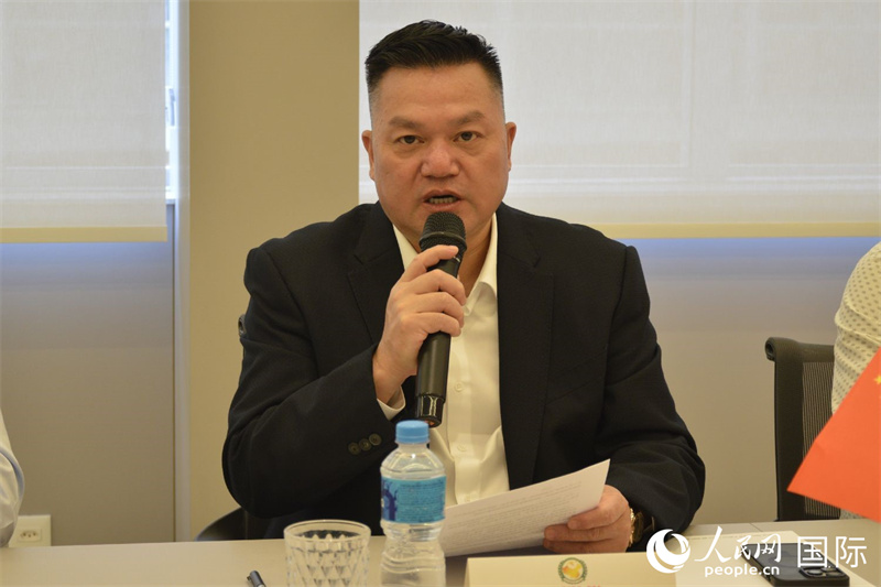 巴西中国和平统一促进会会长张小春在座谈会上致辞。 陈妤汎摄