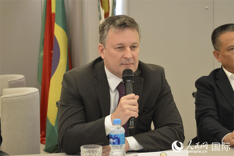 巴西中国友好协会主席恩里克·达诺布雷加在座谈会上致辞。 陈妤汎摄