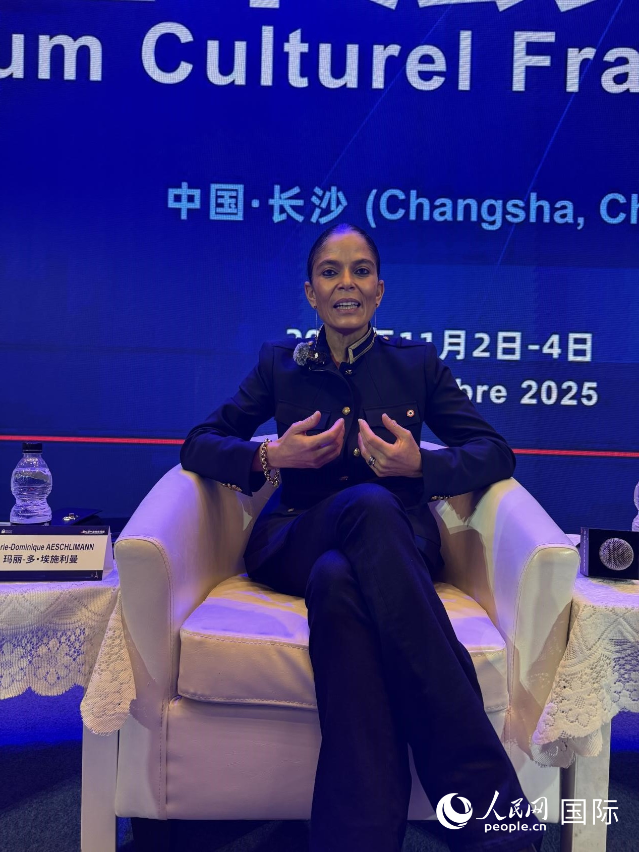 近日，法国上塞纳省（法兰西岛）参议员、社会事务委员会委员玛丽-多・埃施利曼接受人民网专访。人民网记者 谢莹摄