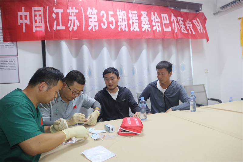 医疗队员给华侨做检查。中国援桑医疗队供图