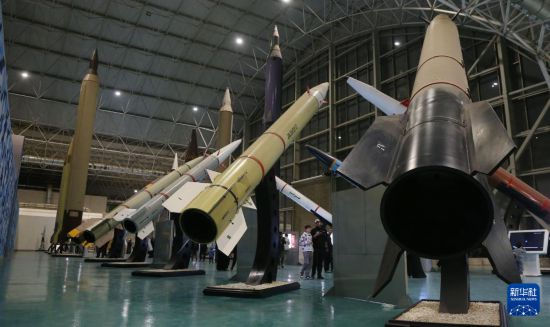 11月12日,民众在伊朗首都德黑兰举办的展览上参观新型导弹。新华社记者 沙达提 摄