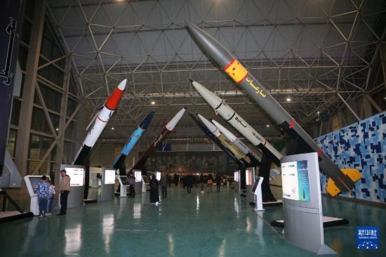 11月12日,民众在伊朗首都德黑兰举办的展览上参观新型导弹。新华社记者 沙达提 摄
