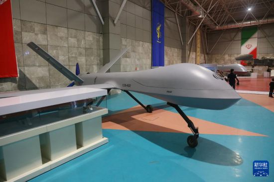 11月12日,民众在伊朗首都德黑兰举办的展览上参观国产无人机。新华社记者 沙达提 摄