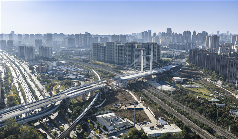 合肥淮南路斜拉桥成功转体。