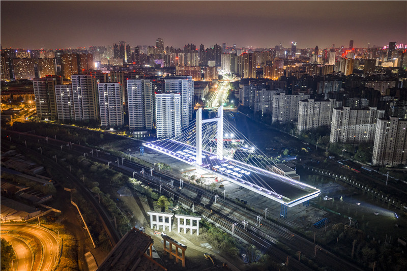 合肥淮南路斜拉桥成功转体。