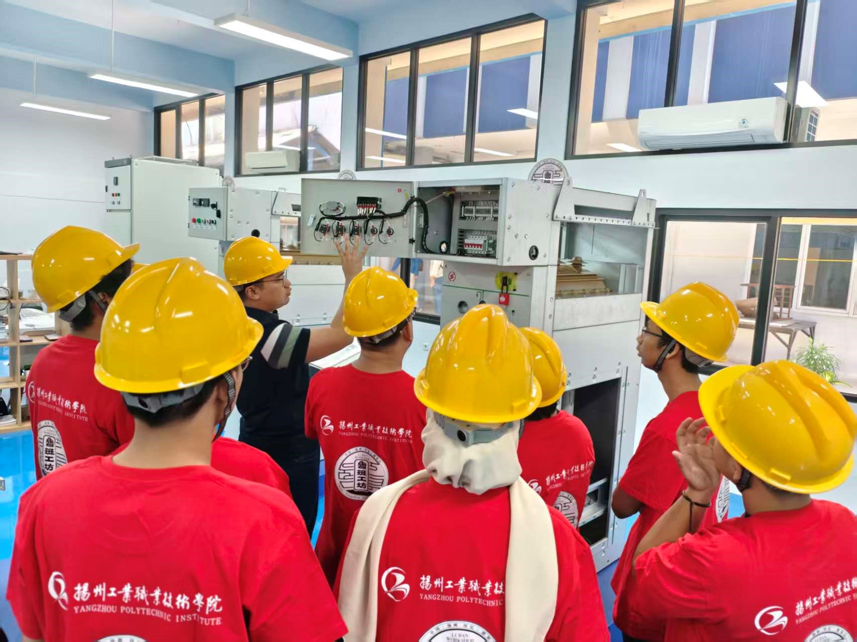 参会学生代表参观位于雅加达穆罕默迪亚大学的“印度尼西亚鲁班工坊”。主办方供图