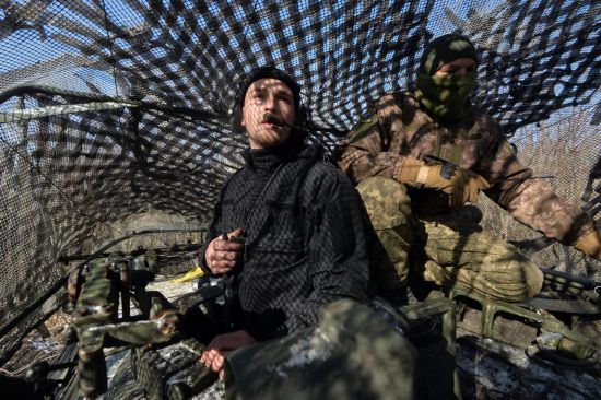 2月9日，位于乌克兰波克罗夫斯克防线的乌军第5独立重型机械化旅第1坦克营士兵在进行日常作战训练。新华社发（彼得·德鲁克摄）