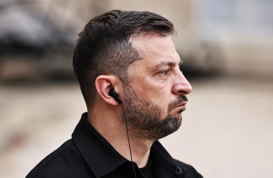 9月3日，在法国巴黎总统府爱丽舍宫，来访的乌克兰总统泽连斯基与法国总统马克龙（不在画面中）共同会见记者。新华社记者高静摄