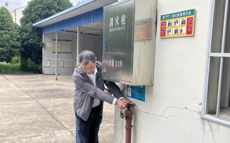 实地检查消防设施情况。