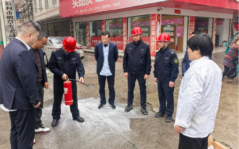 汪桥市场部邀请零售户学习灭火器使用方法。