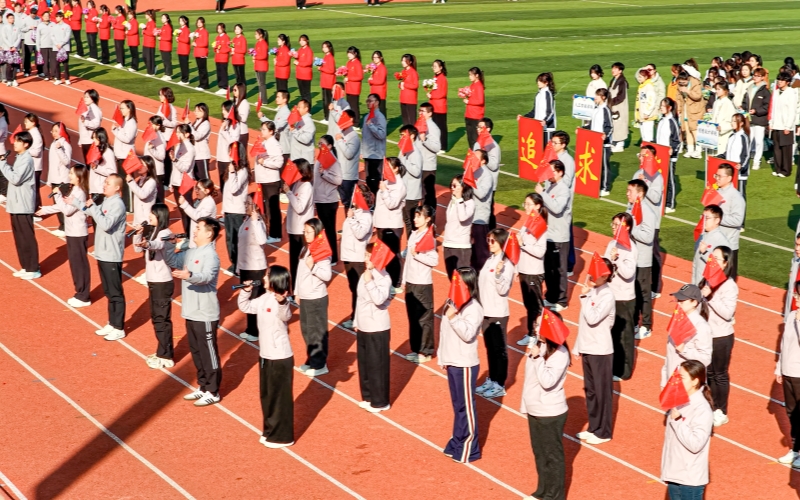 博士教授方阵唱红歌。