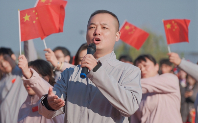 唐仲博士正在演唱。