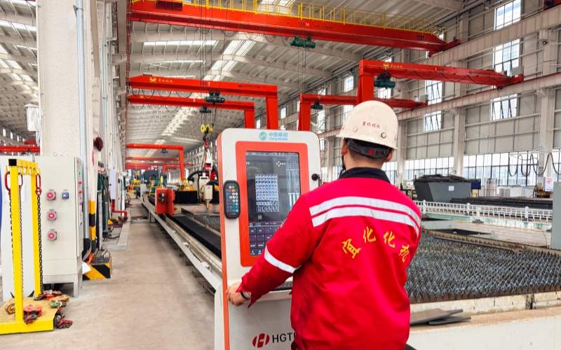 宜化化机完成万兆光网覆盖,工作人员通过数字化系统实时掌握车间生产进度。