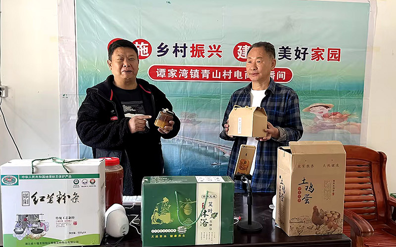 工作队通过线上直播推广岩洞蜂蜜。席曙光摄