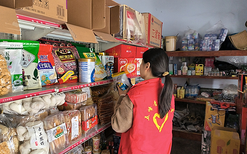 志愿者帮助困难零售客户整理货架。