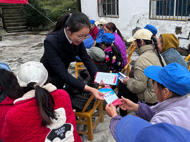 工作人员发放宣传手册。