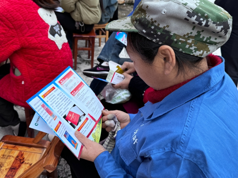 群众在阅读普法宣传资料。